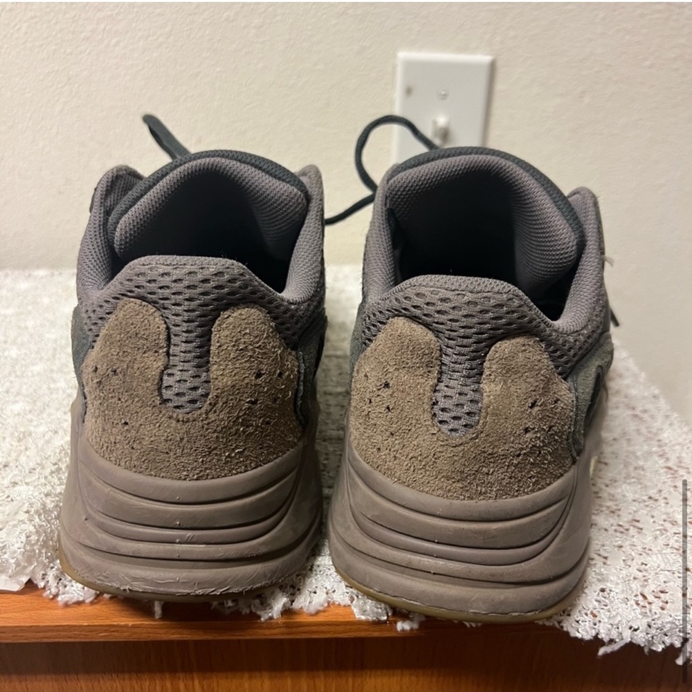 Authentic Adidas Yeezy boost 700 mauve - Picture 11 of 11